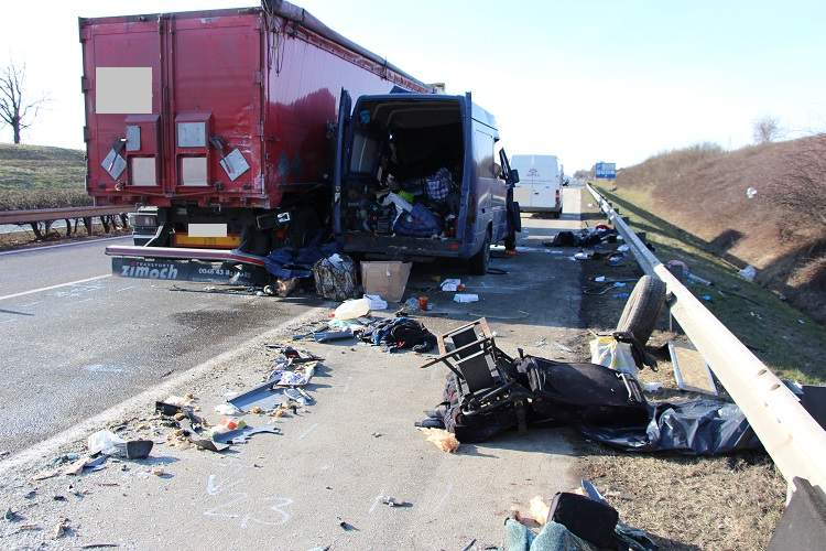 Accident cumplit: Doi morţi și şase grav răniţi după ce un microbuz a intrat cu viteză sub un TIR
