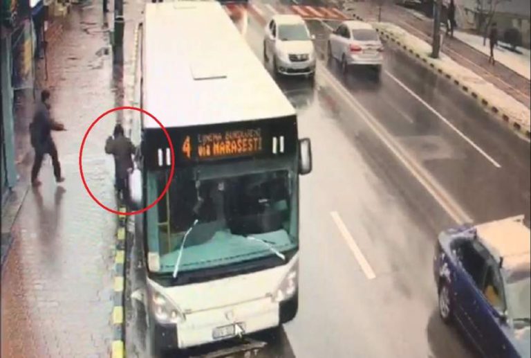 O bunică, prinsă sub roțile unui autobuz, în timp ce cobora în stație