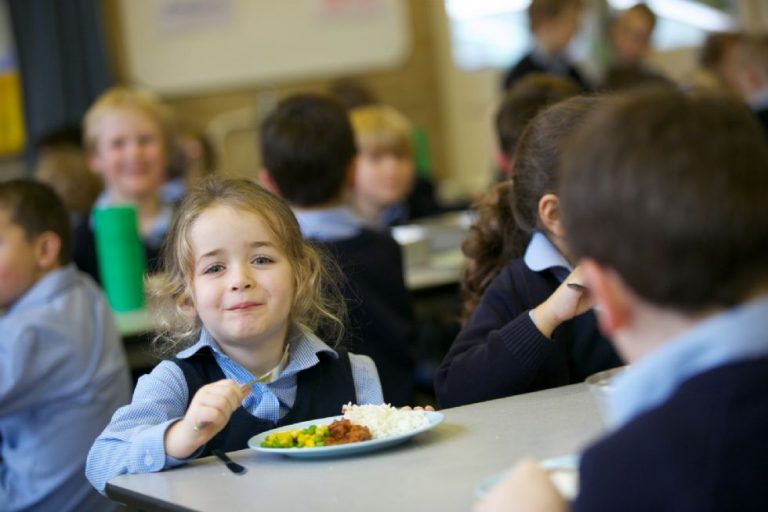 Program extins | Toți copiii de la grădiniță și învățământul primar vor primi masă caldă la școală