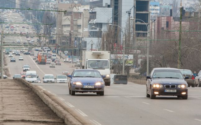 Proiect: Șoferii, obligaţi să folosească luminile de întâlnire şi pe drumurile naţionale