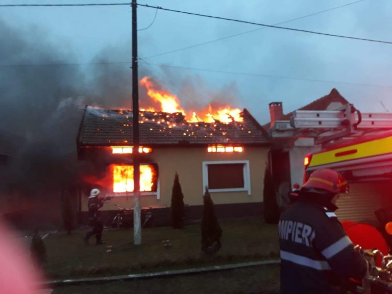 Casă mistuită de flăcări, în Timiș