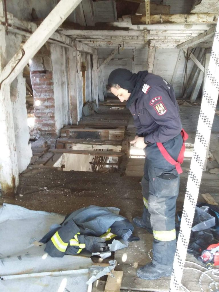 Misiune grea pentru pompieri, după ce vântul a smuls tabla de pe o fostă fabrică