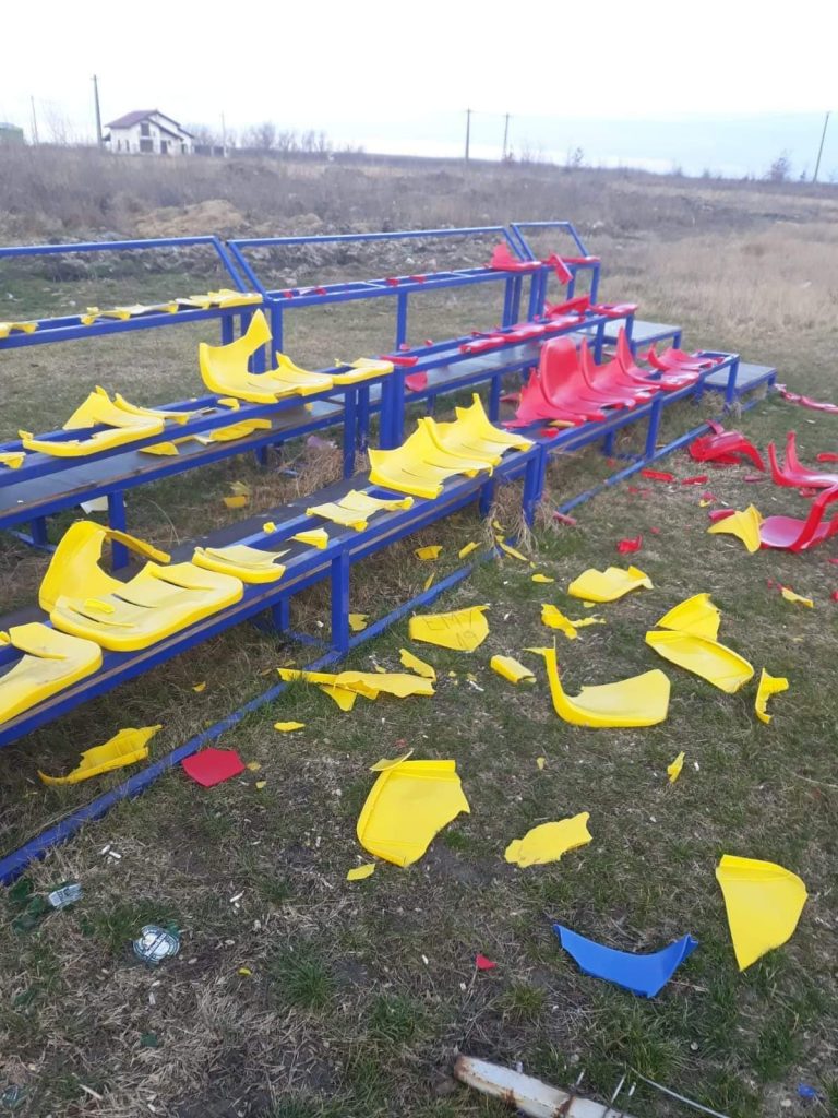 Vandali de tineri! Doi copii au distrus tribuna unui stadion comunal 
