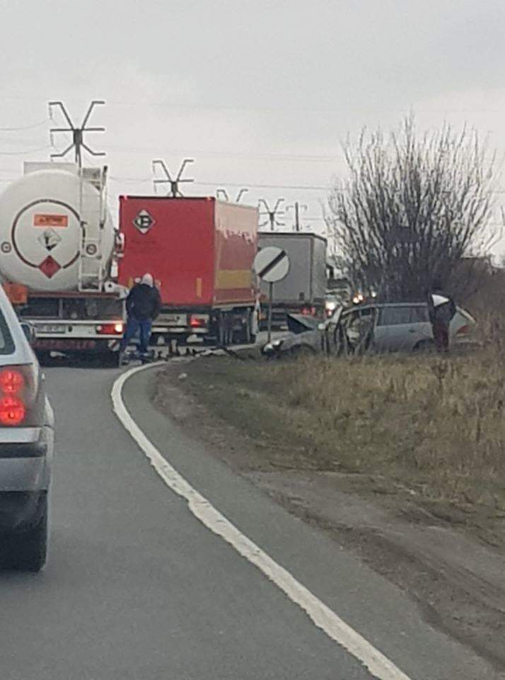 Impact între o mașină și un TIR, pe centură! Se circulă greu