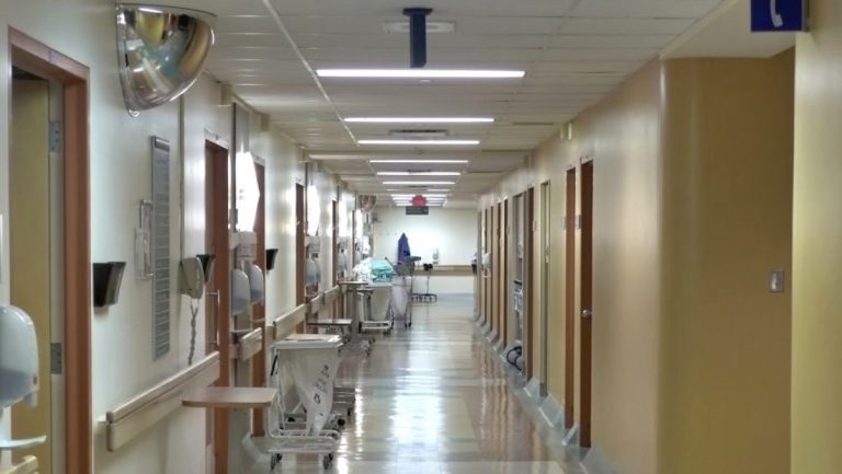 O tânără a fost plimbată două zile între spitale, care i-au refuzat internarea. „Au tratat-o de parcă avea lepră”