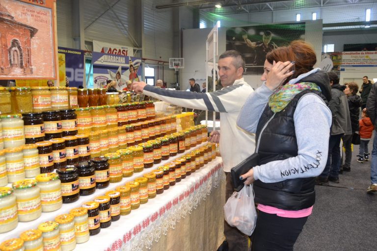 Târgul Apicol de la Dumbrăvița, un succes de la prima ediție FOTO-VIDEO