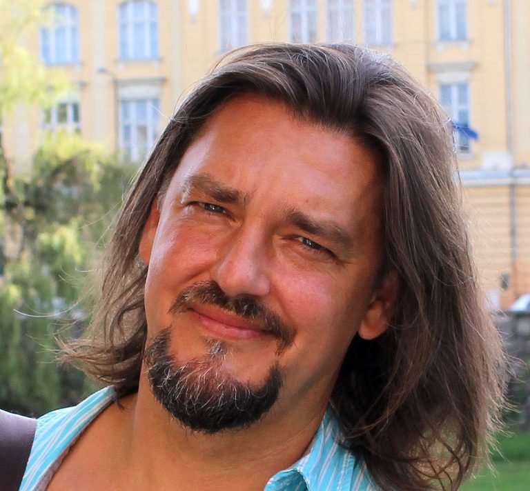 Interviu cu scriitorul și fotograful Borco Ilin: „A avea cuvintele la tine înseamnă a avea la tine, în clipa aia, totul”