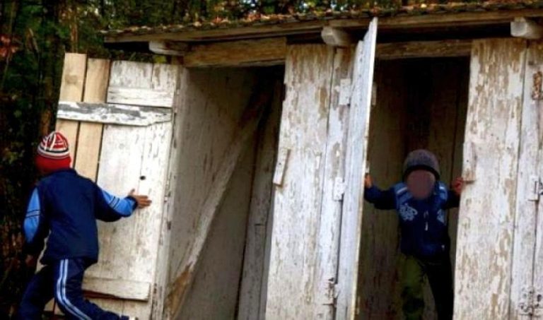 Peste o treime dintre copiii din România trăiesc în locuințe cu toaleta în curte