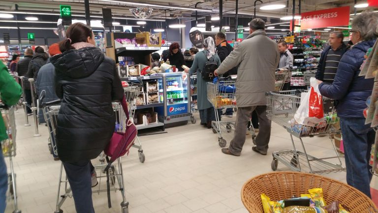 Timișorenii au golit magazinele! Fructe, legume, carne, apă și produse de igienă personală lipsesc de pe rafturi. Autoritățile fac apel la calm!