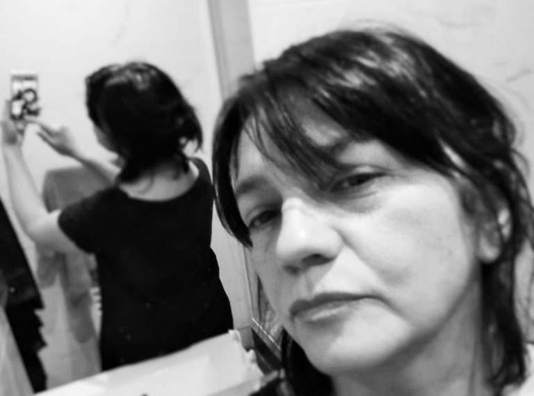 „Când am certitudini solide știu că ceva e suspect”. Interviu cu artista vizuală Ana Adam