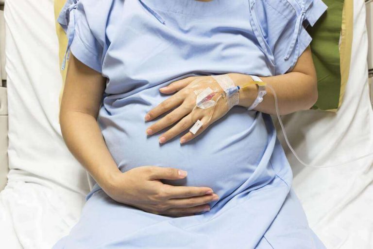 Indolența ucide, din nou, în spital. O tânără a murit după naștere, în așteptarea cardiologului „prins” cu o discuție amicală