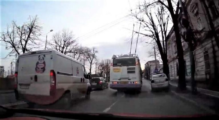 Se întâmplă în traficul din Timișoara: șofer amendat pentru că a claxonat mașina poliției, care încurca traficul
