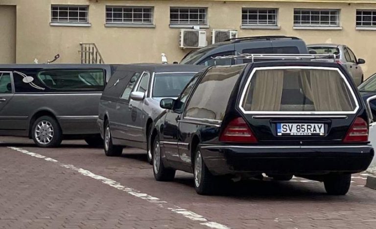 Imagini dezolante: dricurile s-au aliniat în parcarea Spitalului Județean cel mai lovit de COVID-19