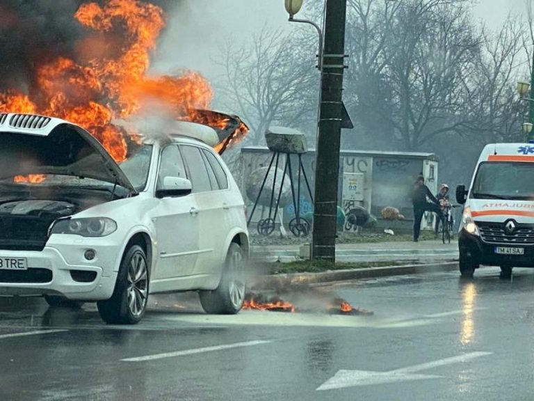 BMW în flăcări pe Podul Michelangelo. SUV-ul a luat foc în mers