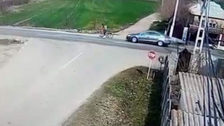 Adolescentă de 15 ani, lovită intenționat cu mașina / VIDEO