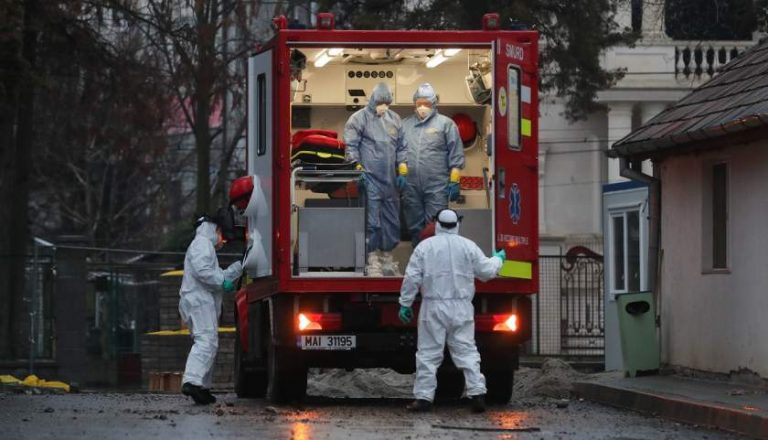 Doi frați, separaţi de autorităţi de familia infectată cu coronavirus