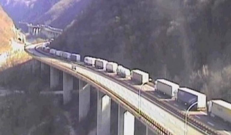 Coadă de… 90 de kilometri de TIR-uri la ieșirea din Italia spre Austria, din cauza fricii de coronavirus