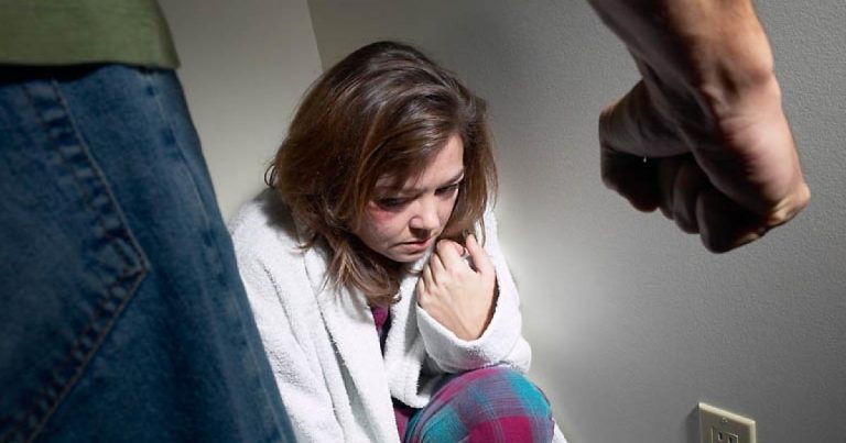 A fost izolat la domiciliu alături de fosta soţie de care nu are voie să se apropie