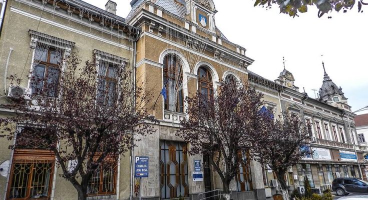 Primarul şi administratorul public ai unui oraș din vestul țării, autoizolaţi la domiciliu