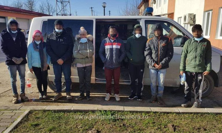Grup de indieni, oprit la granița cu Serbia