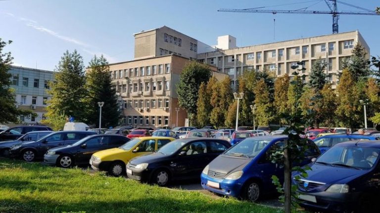 Managerul unui spital din vestul țării, în lacrimi: „Îmi vine să plâng, pentru că am ajuns să mă gândesc pe cine îmbrac și pe cine nu îmbrac”