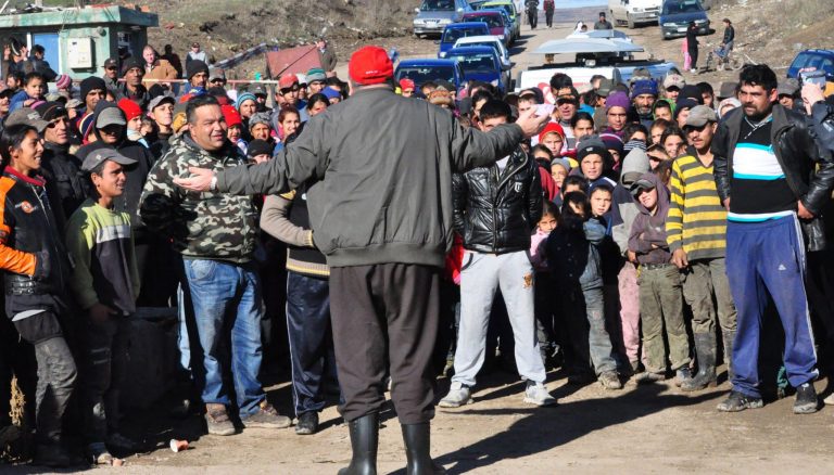 Fragmente dintr-o comunitate de romi întorşi din străinătate. Sătenii, terorizaţi: „Se plimbă nestingheriţi, nu respectă nicio regulă”