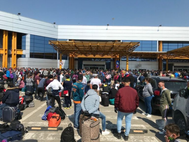Înghesuială de nedescris pe aeroportul din Cluj. Aproximativ 2000 de români pleacă spre Germania VIDEO