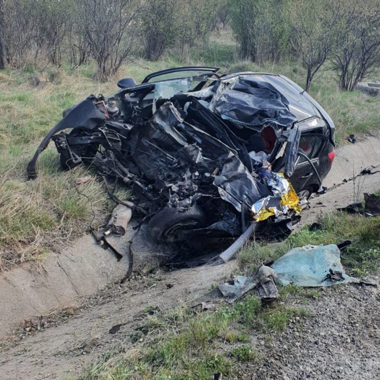Tânăr șofer decedat pe loc, după ce a intrat într-un TIR, în Banat