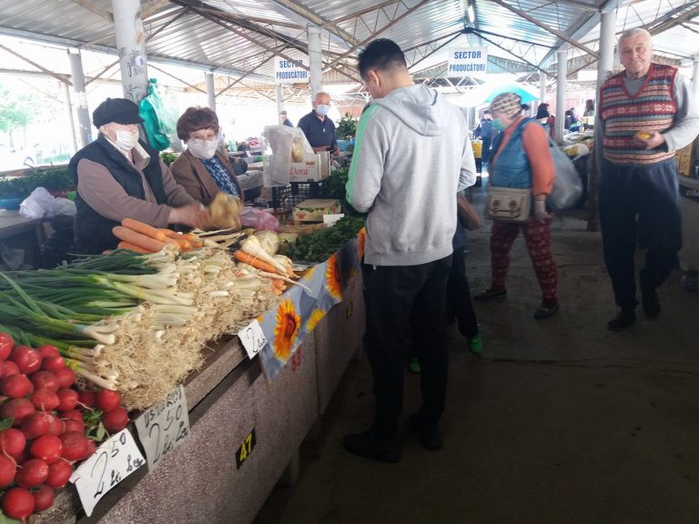 REPORTAJ | Un tur al piețelor timișorene, cu bune și rele: „Ne dă cu clor în cap! Da’ nu-i bai!” FOTO-VIDEO