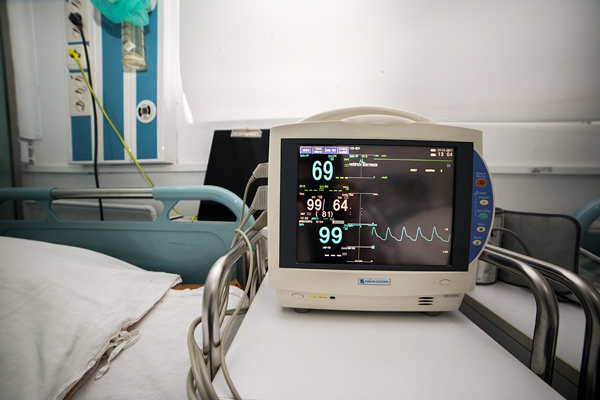 Mitropolia Banatului a donat spitalelor patru aparate de monitorizare a pacienţilor din ATI