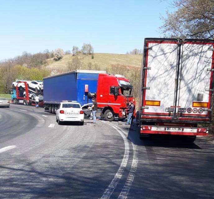 Trei tiruri s-au ciocnit pe un drum din Caraș-Severin
