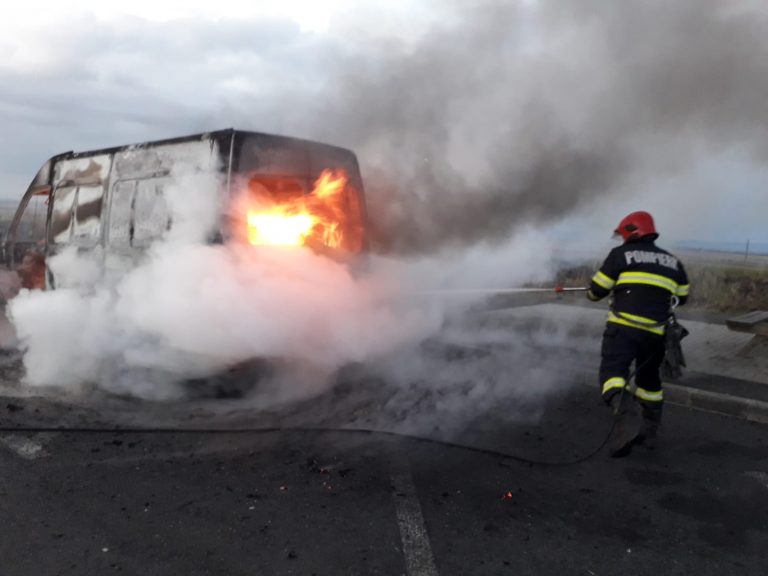O mașină a luat foc pe autostradă. Cum a scăpat șoferul
