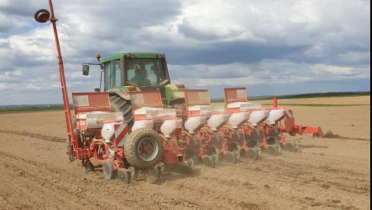 Un fermier spune că a fost amendat cu 5.000 de lei pentru că nu a scris ora când se întoarce de pe câmp