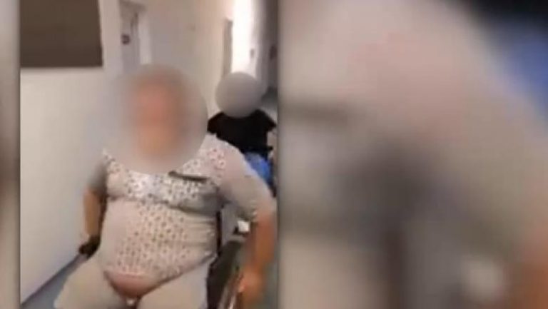 Cum se distrează în spital doi pacienți cu coronavirus: fac întrecere din cărucioare, pe hol