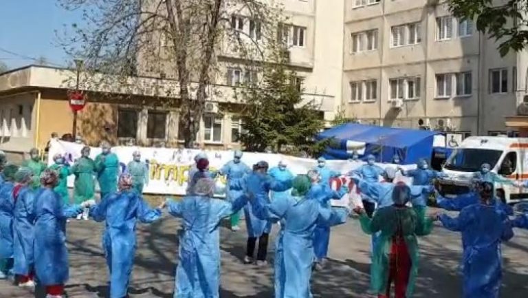 Gest controversat. Hora încinsă de medici și asistente în curtea unui spital VIDEO