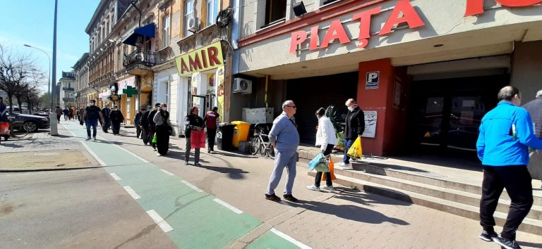 Coadă la piețe din motive de izolare FOTO-VIDEO