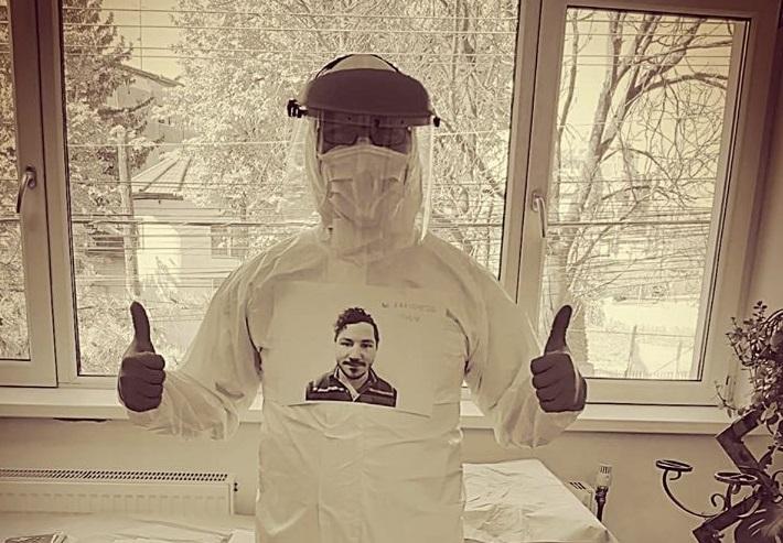 Un medic din Timișoara și-a lipit fotografia pe combinezonul de protecție, pentru ca pacienții să îi poată vedea chipul