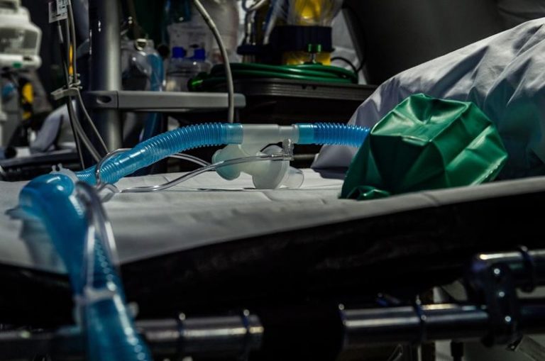 O infirmieră, primul cadru medical care a decedat în urma COVID-19 în judeţul Arad