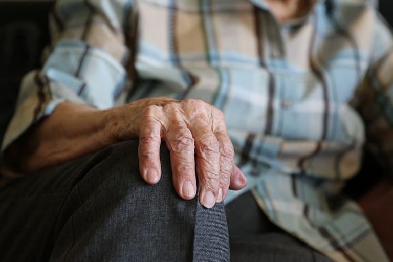 50 de pacienţi şi angajaţi descoperiţi bolnavi de COVID-19 în alte cinci cămine de bătrâni din vestul țării