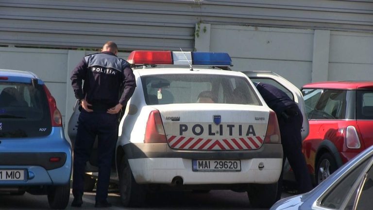 Doi poliţiști au fost atacaţi pe stradă, de persoane fără declaraţii pe proprie răspundere