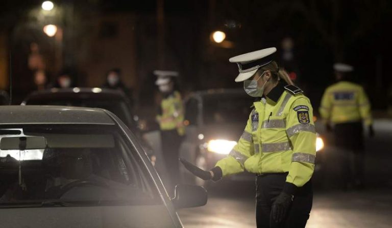 Doctor ieșit din gardă, oprit în trafic de o poliţistă: „A luat poziţia de drepţi”