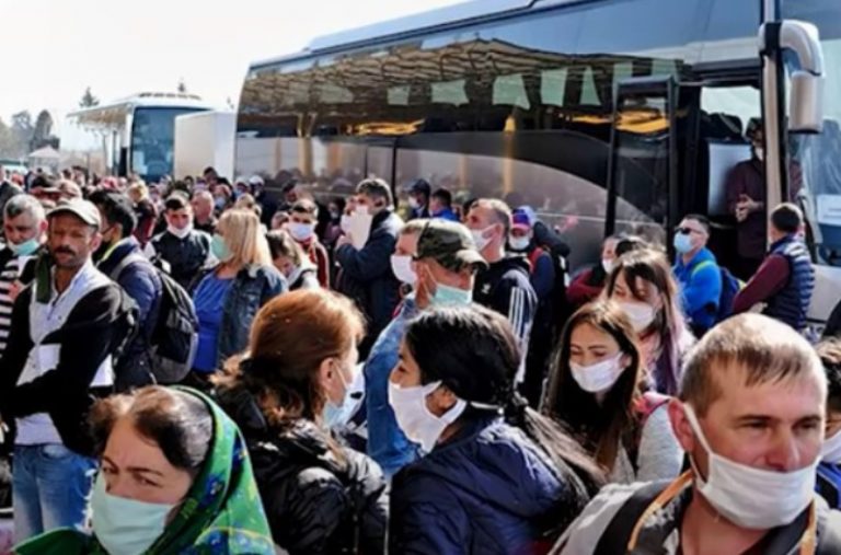 Raed Arafat: Sezonierii români care au plecat acum în Germania nu se mai pot întoarce în țară cu avionul!