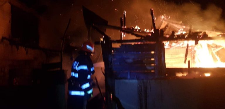 Interventie a pompierilor militari caraseni, la un incendiu in Moldova Noua.     
