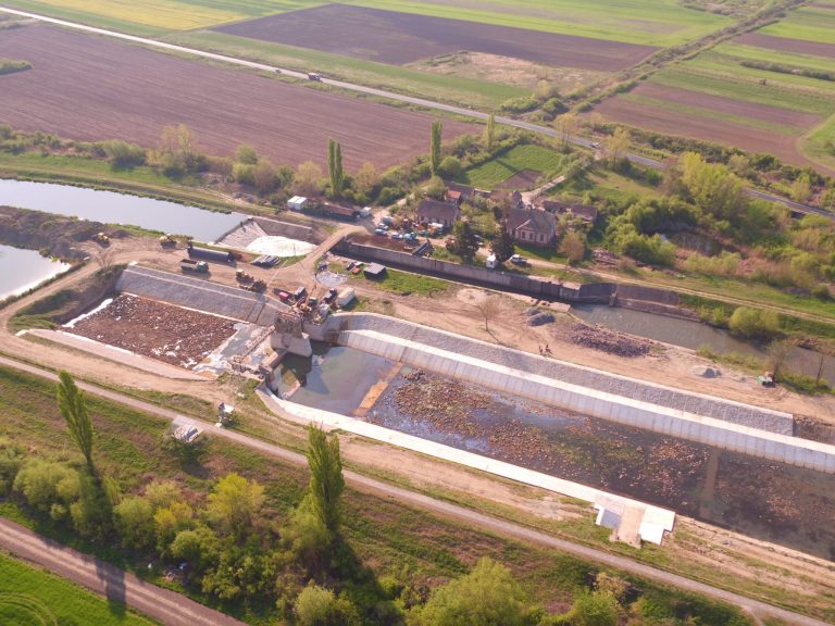 Barajul stăvilar de la Sânmihaiu Român are echipamentele în probe de lucru FOTO