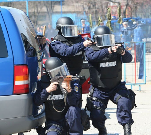 Îndrăgostit de nepoata sa și refuzat de aceasta, a amenințat că omoară oamenii din preajmă / VIDEO