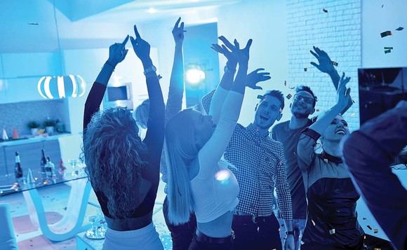 Câte persoane pot participa la o petrecere într-un apartament, în perioada stării de alertă