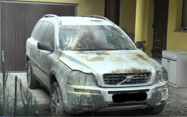 Maşina unui poliţist de frontieră, incendiată în curtea casei sale de contrabandişti de ţigări
