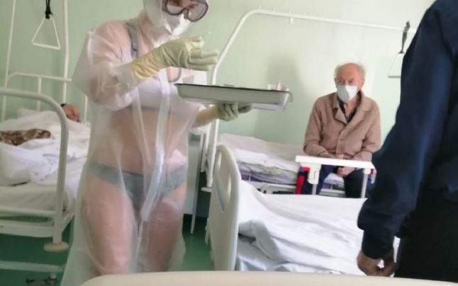 O asistentă medicală apare dezbrăcată în saloanele cu pacienți bolnavi de Covid-19!