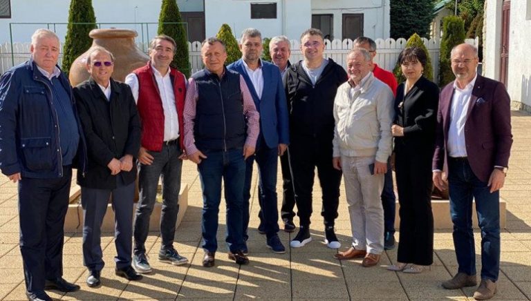 Baronii PSD „mârâie” împotriva lui Ciolacu. Grindeanu ar vrea puterea în partid, dar nu știe pe cine se poate baza pentru a-l detrona pe Ciolacu