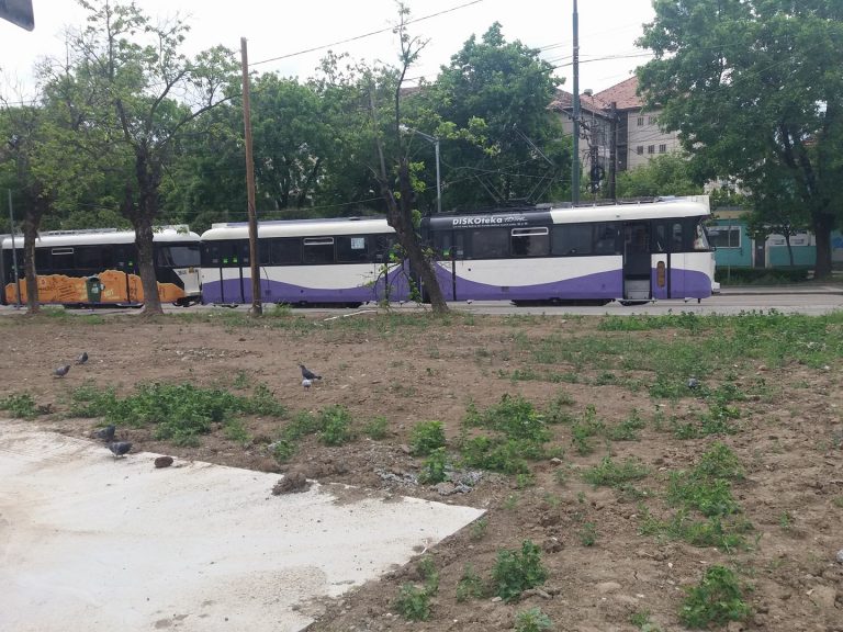 Întrebare retorică și nu prea: Cine urăște stațiile de tramvai?!